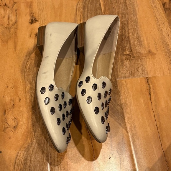 Rock & Republic Cream with Silver Skull Accents Slip on Flats Shoes Size 8.5 - Picture 4 of 10